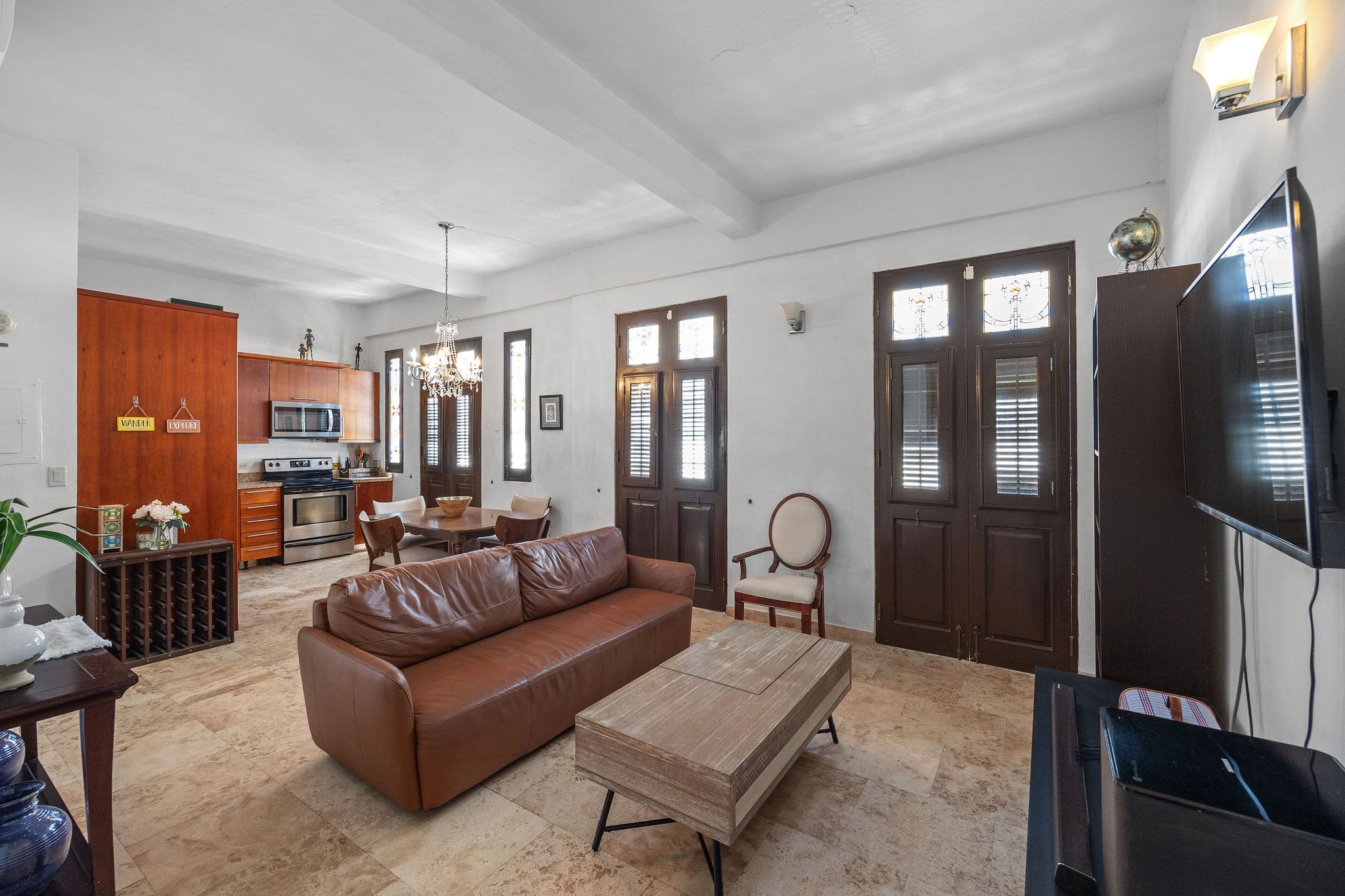 Living room with leather sofa in Sabanera Dorado apartment