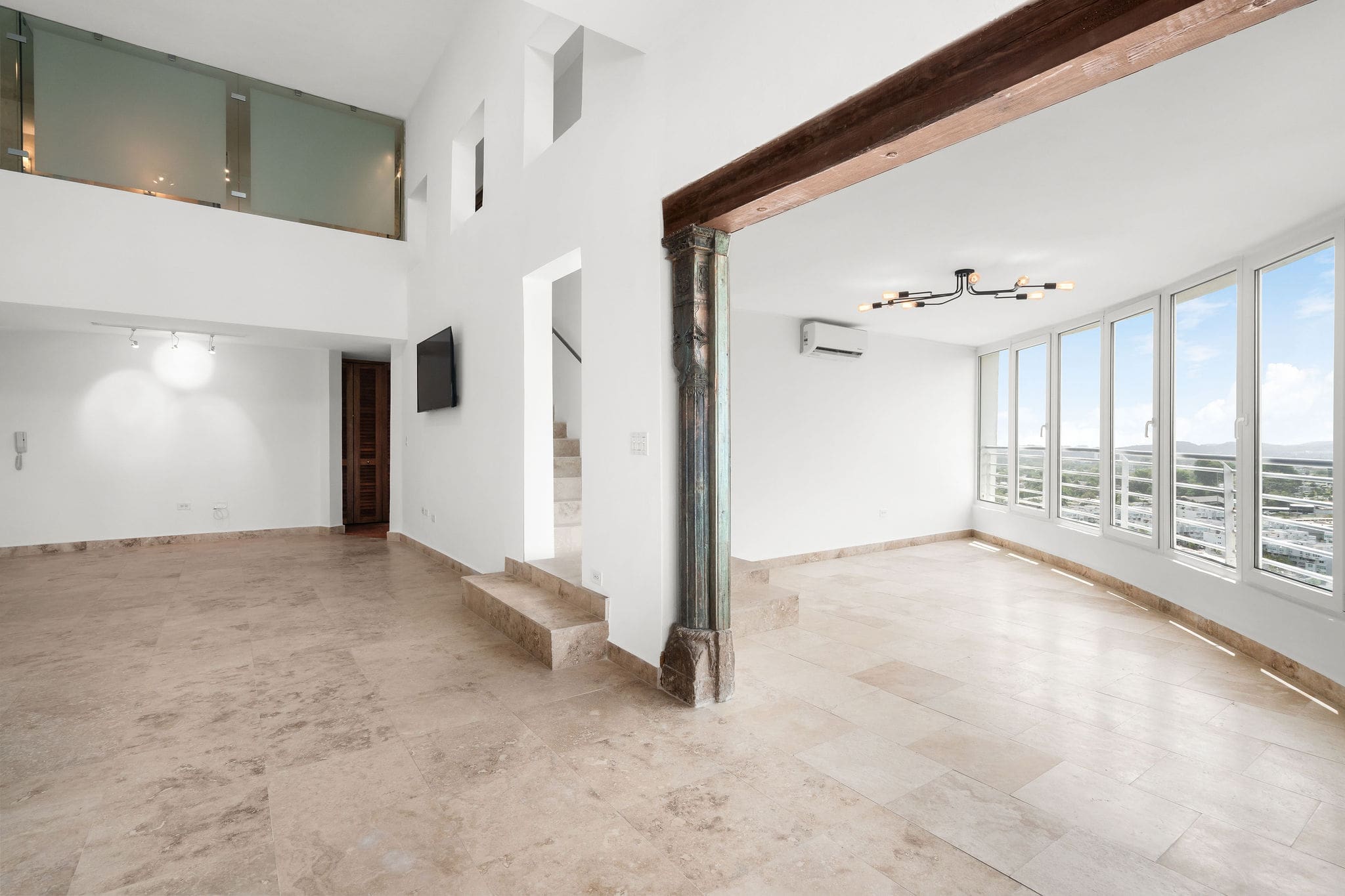 Large open room with city views at PH 2103 in Guaynabo